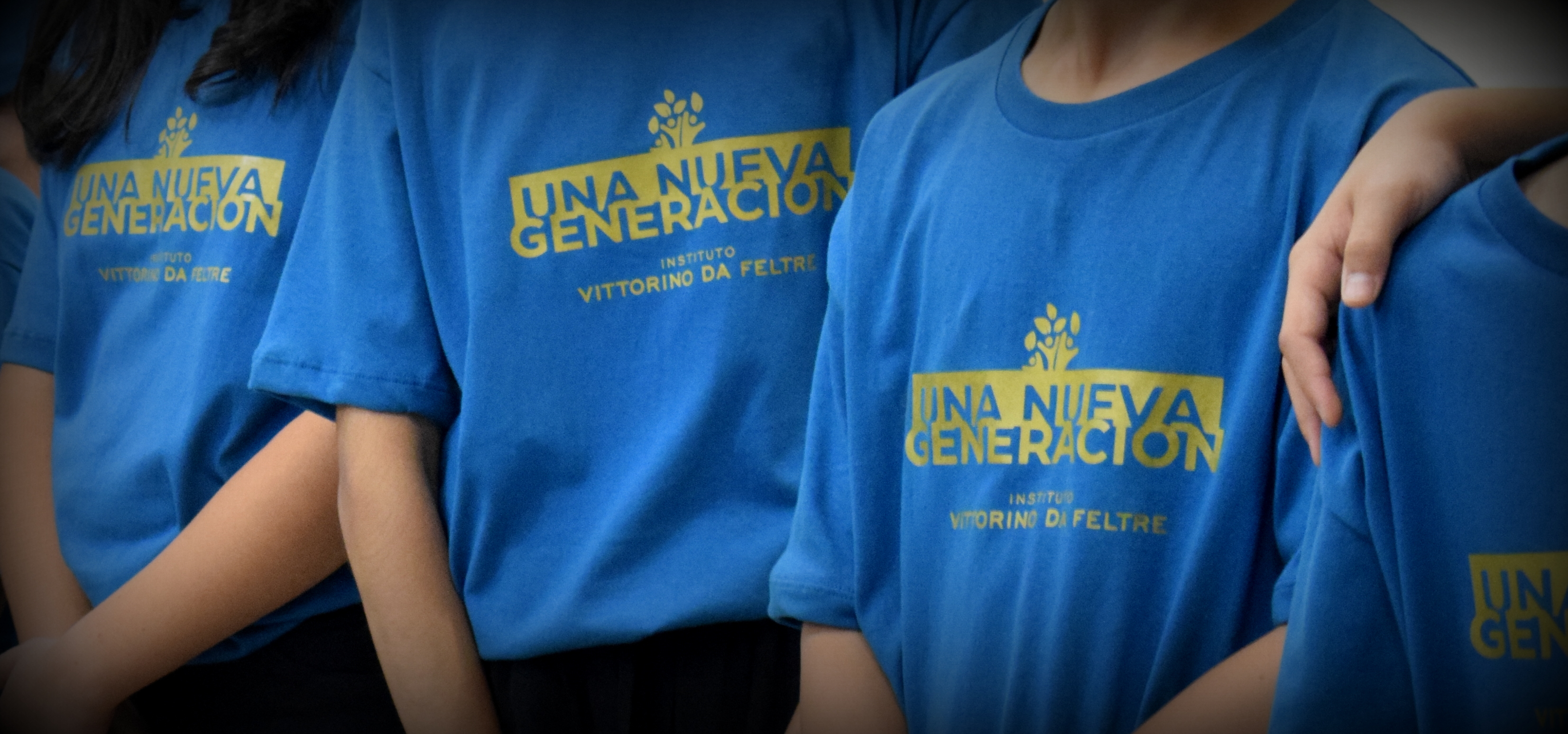 Niños abrazados felices