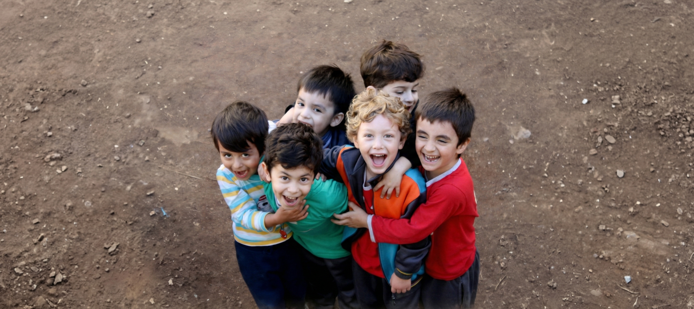Niños abrazados felices